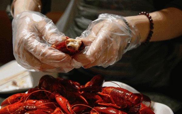 人气爆棚 现场座无虚席 在这金秋之夜,约上三五好友 吃龙虾哈啤酒,外