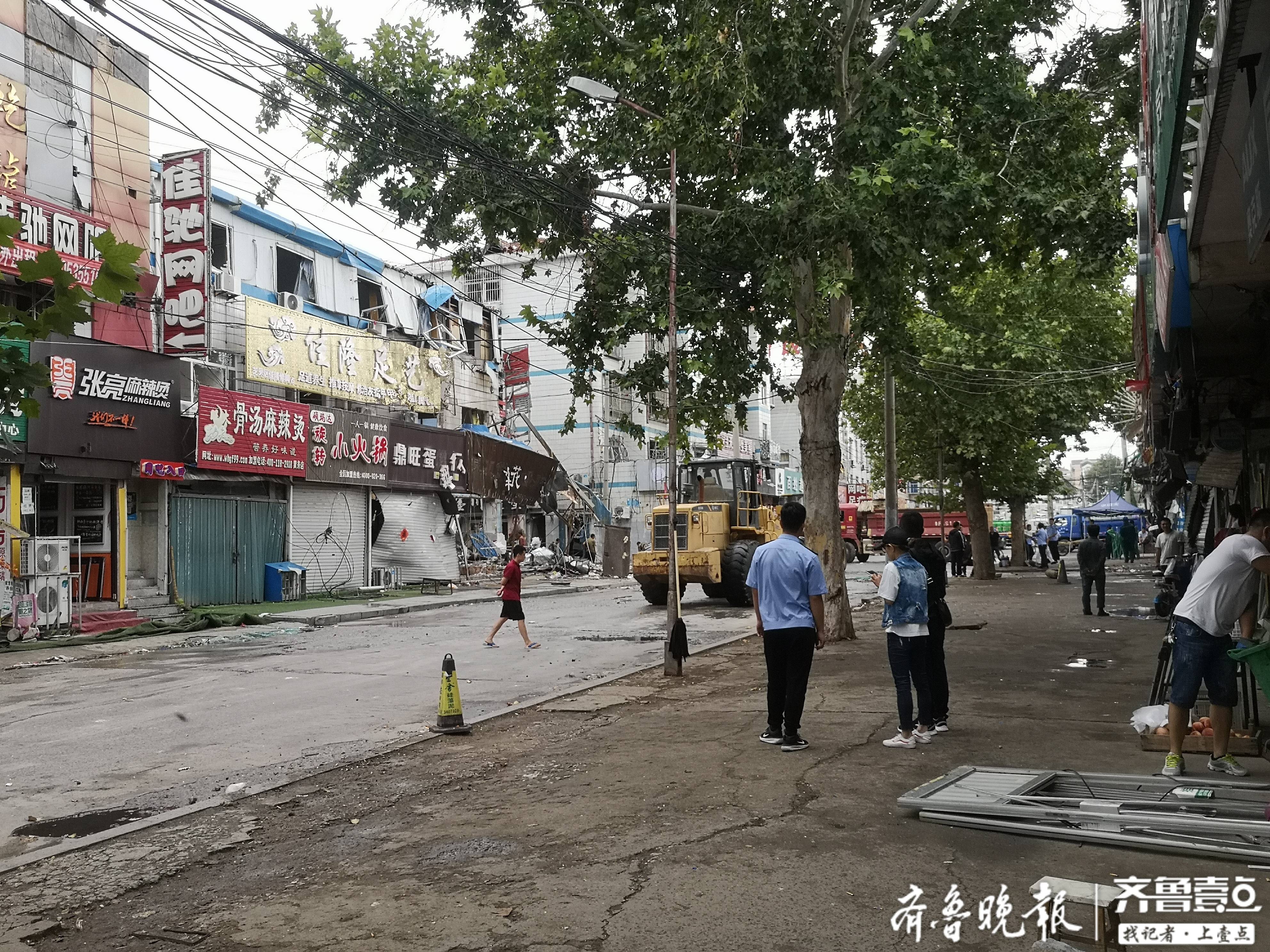 官方通报称,烟台市芝罘区隆中路一小饭馆发生疑似液化气罐爆炸事故