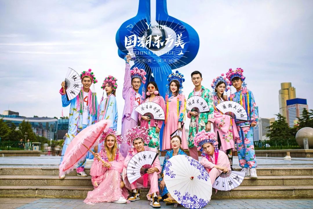 济南网红聚集地惊现国潮大秀华服look诠释东方美
