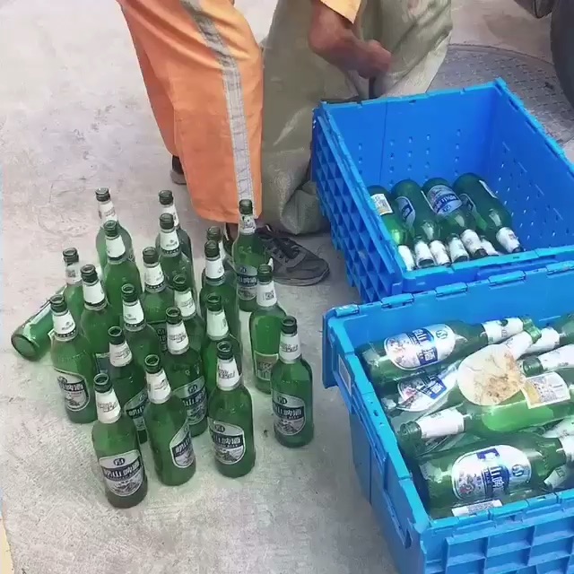 回家的路上看到环卫大爷在垃圾桶跟前捡瓶子,家里正好有二百多个