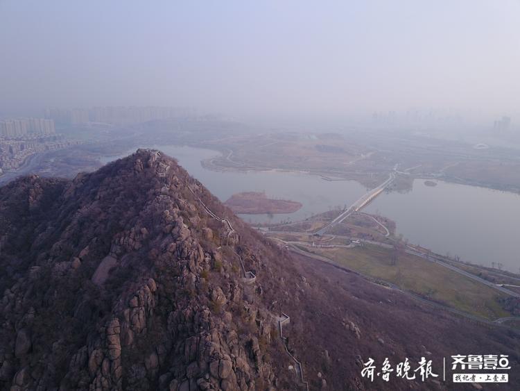 航拍:深冬时节的济南华山,景色沉静美丽更有韵味