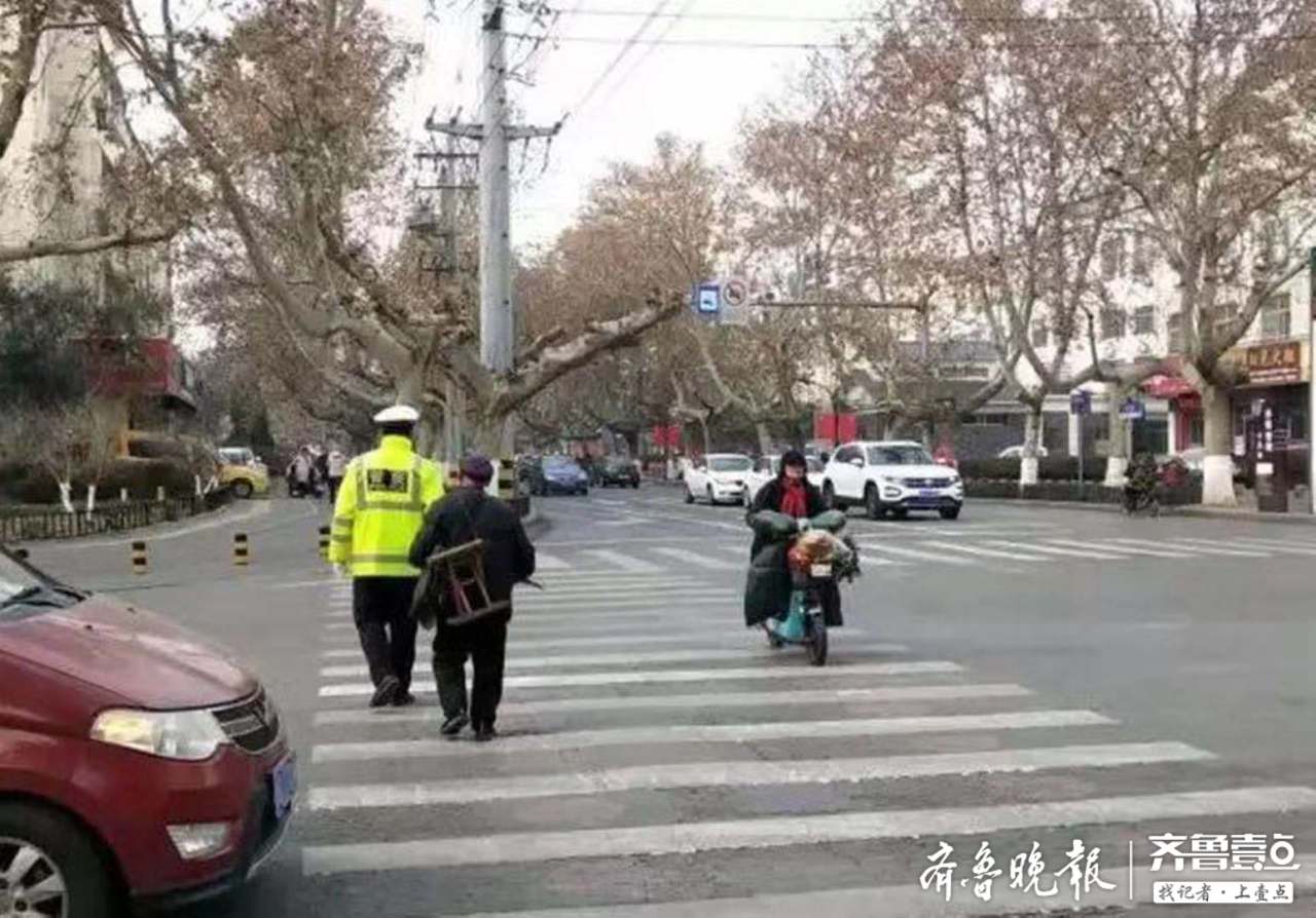 冬日里这张抓拍照片温暖全城看看淄博这位交警干了什么