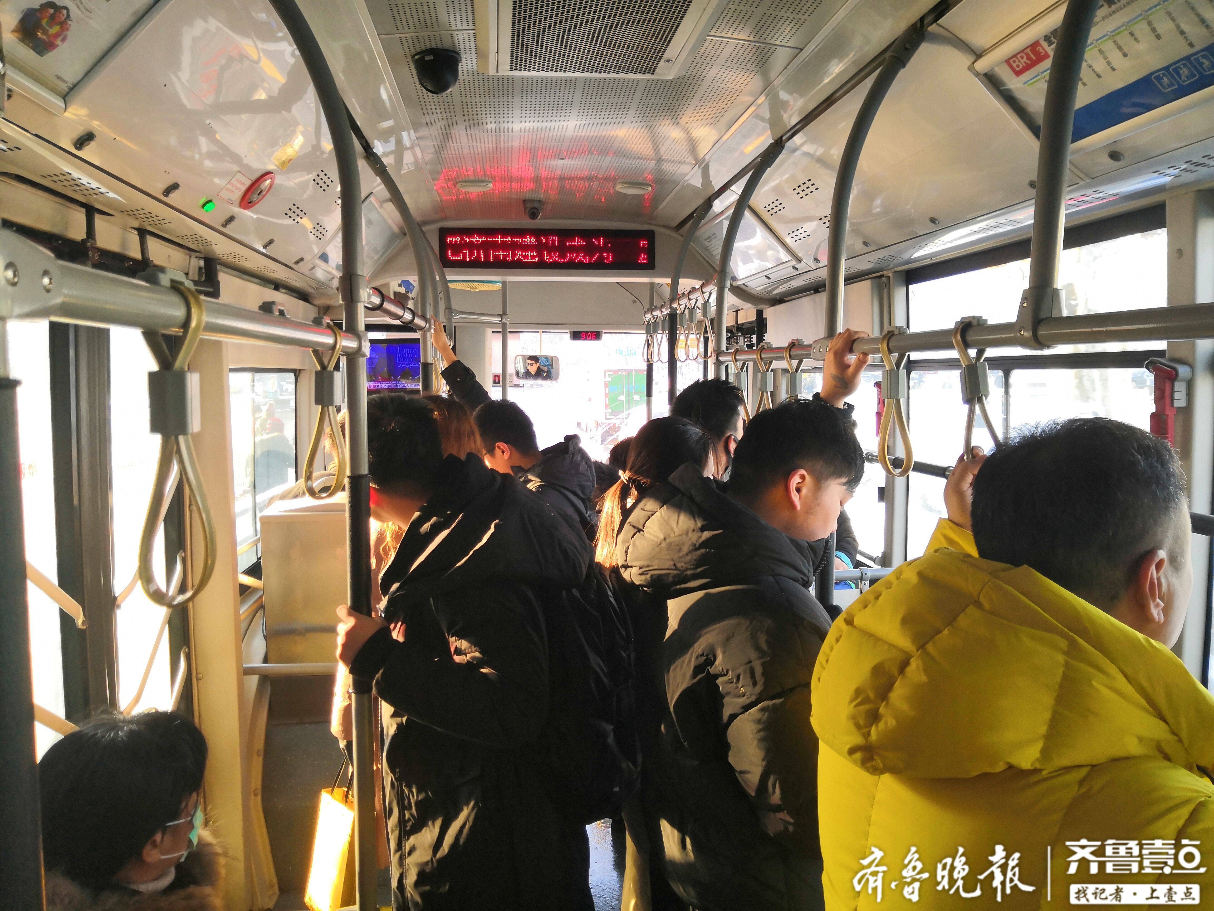 济南雪后公交受捧今天公交车乘客多了不少