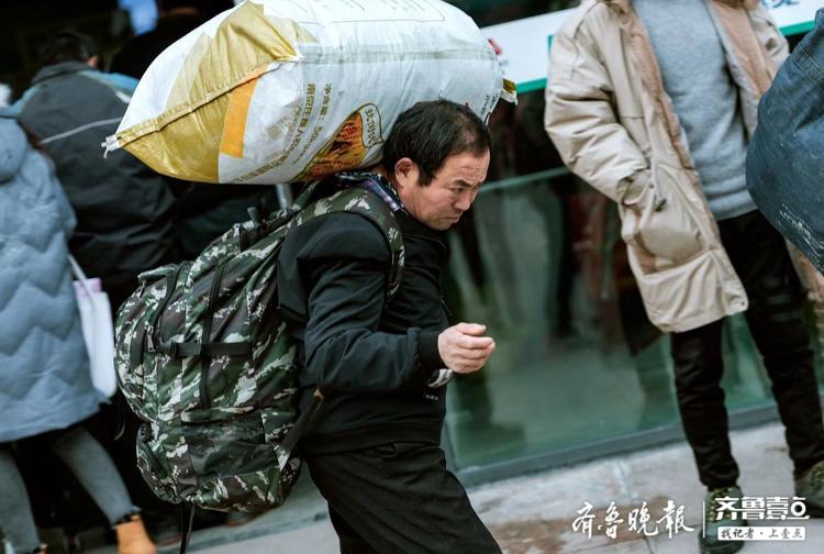 他们大包小包,手提肩扛,脸上写满了归心似箭.