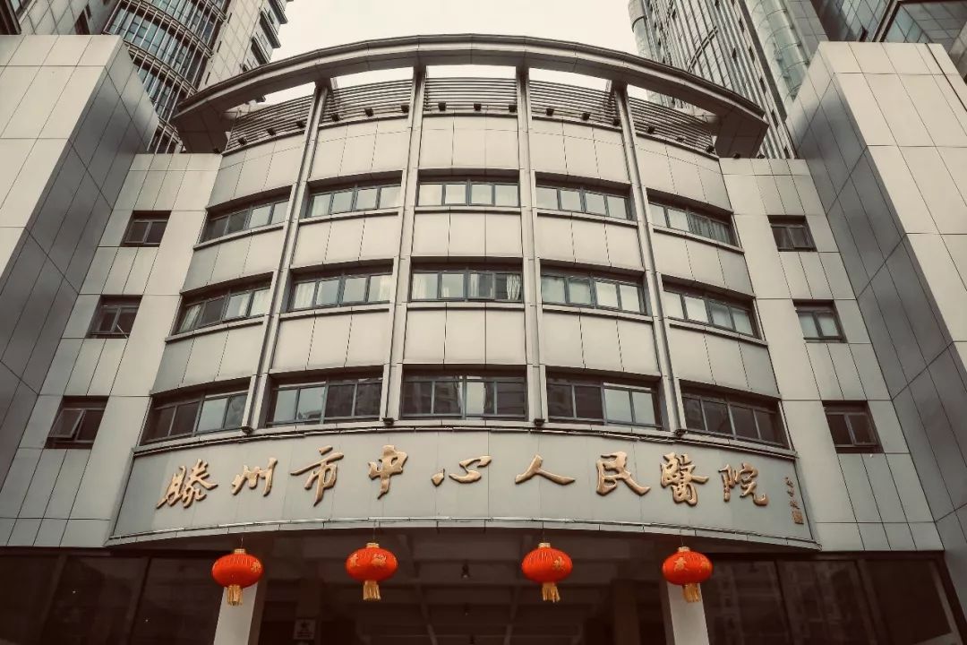 在滕州市中心人民医院疫情防治人员生活区,几名女护士正在理发.