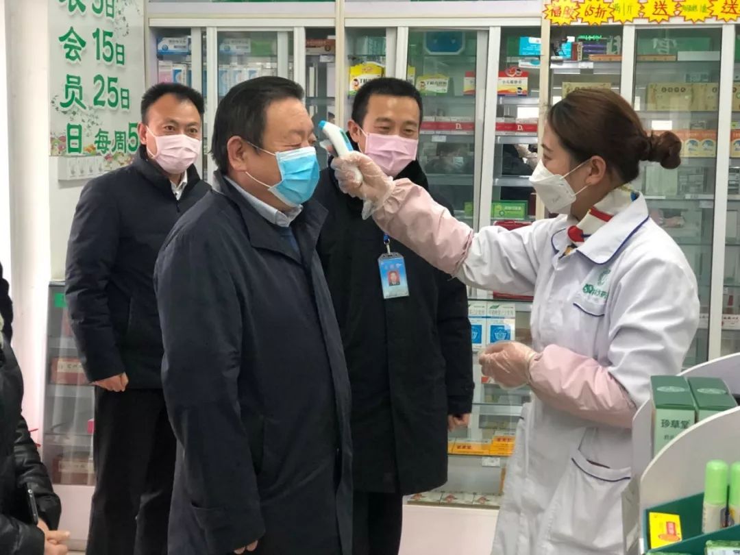 双泉镇党委书记李伟,党委副书记,镇长刘伟等陪同.