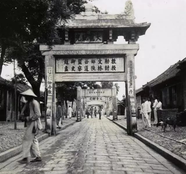 1930年代莱州府掖县古城大十字口南,明代天宠貤光坊.