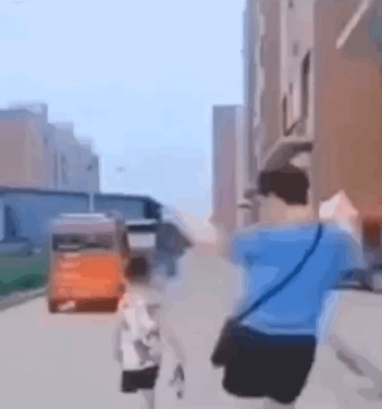 家长拉横幅放鞭炮乐开花!朋友圈里好