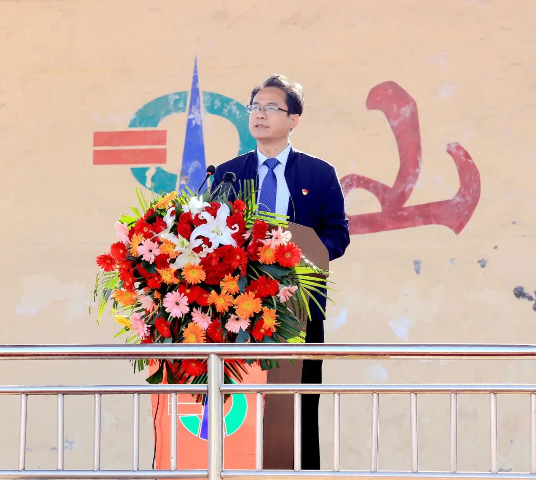 主席台学校领导