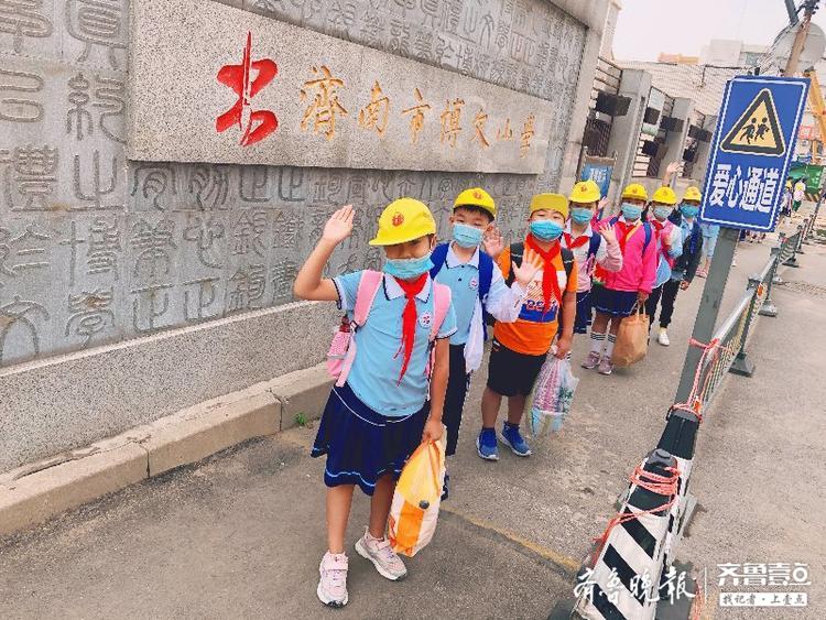 "太阳当空照,花儿对我笑"济南市博文小学一二年级学生