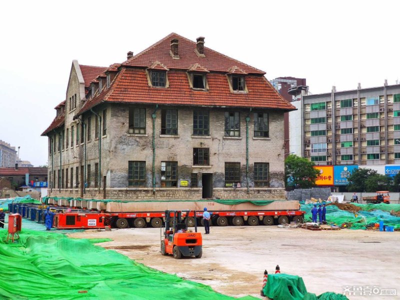 6月10日,济南百年老建筑修女楼被"搬"至历山路与东关大街西南角的空地