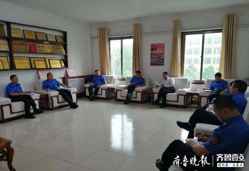 局长闫锐传达了会议精神,带领全体人员认真学习了县委书记毕黎明同志