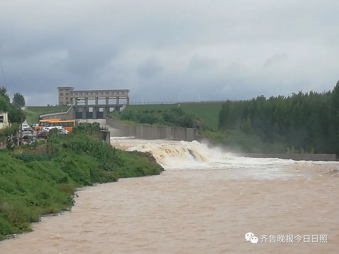 日照户部岭水库泄洪!场面很震撼!