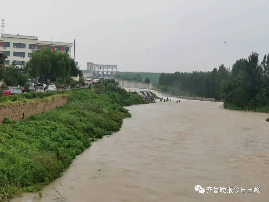 日照户部岭水库泄洪!场面很震撼!