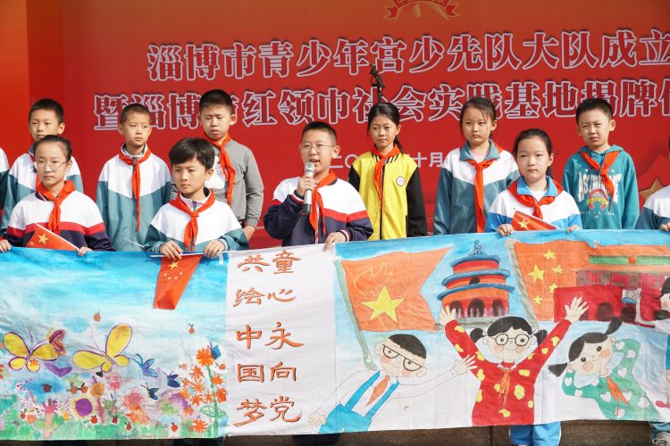 少先队员们用画笔描绘出心中的梦想——"童心永向党,共绘中国梦".