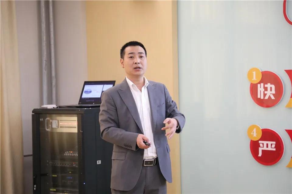 訾庆刚主任代表我校初中部作汇报 为了让展示交流活动进行得更顺畅