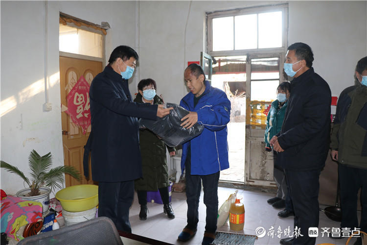寒潮送温暖滨州开发区教育局局长走访慰问开发区一中困难学生
