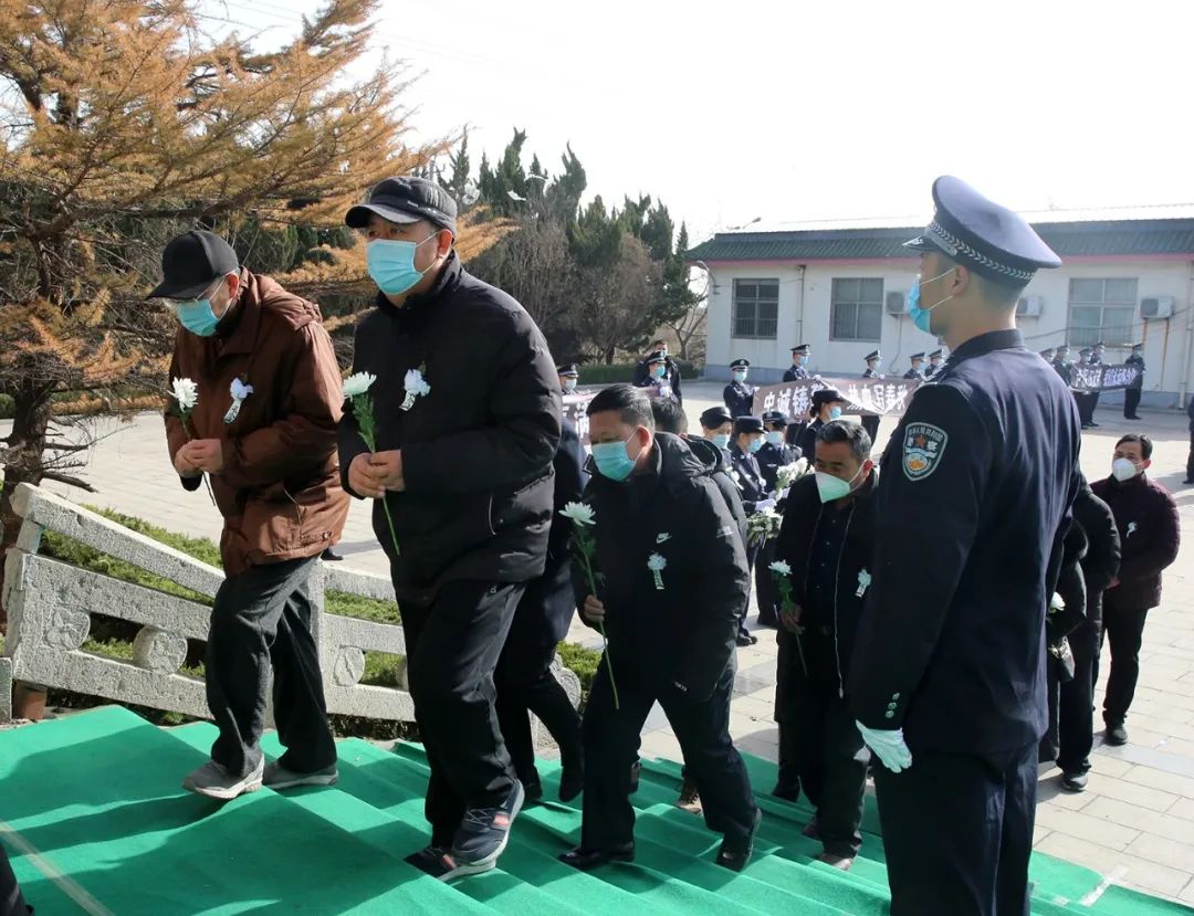 痛别新泰民警卢保田不幸因公牺牲年仅42岁