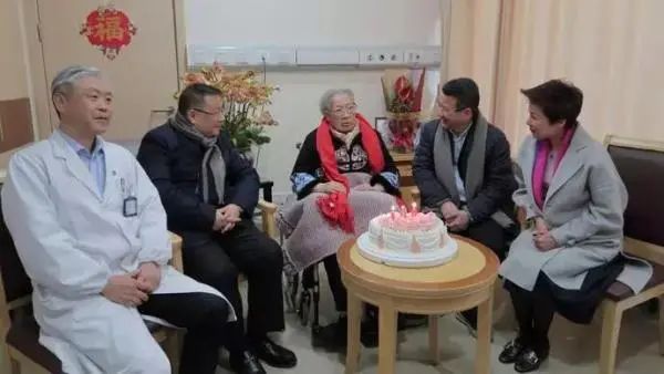 秦怡在病房过100岁生日:没有一道皱纹的她,终成传奇