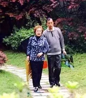 秦怡在病房过100岁生日没有一道皱纹的她终成传奇