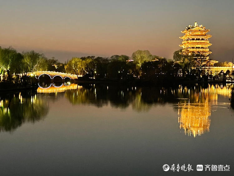 情报站超然致远济南大明湖超然楼灯光璀璨与夕阳余晖相映照