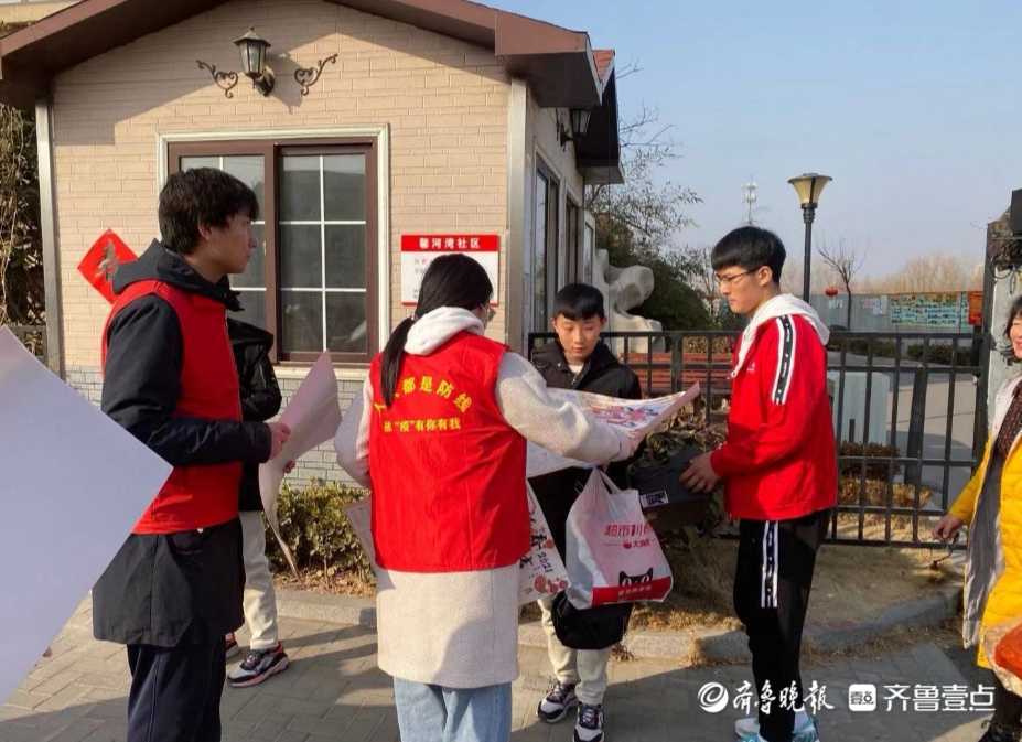 为百姓送防疫日历战疫一线做贡献大学生志愿者走基层献爱心