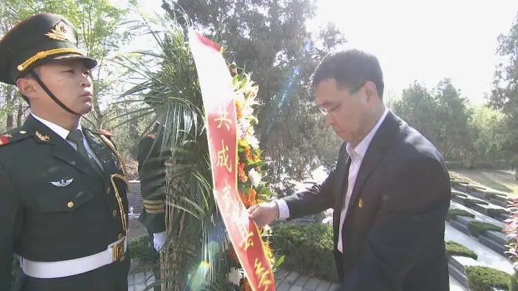 县委书记崔学民,县委副书记,县长黄福常来到烈士纪念碑前整理缎带.