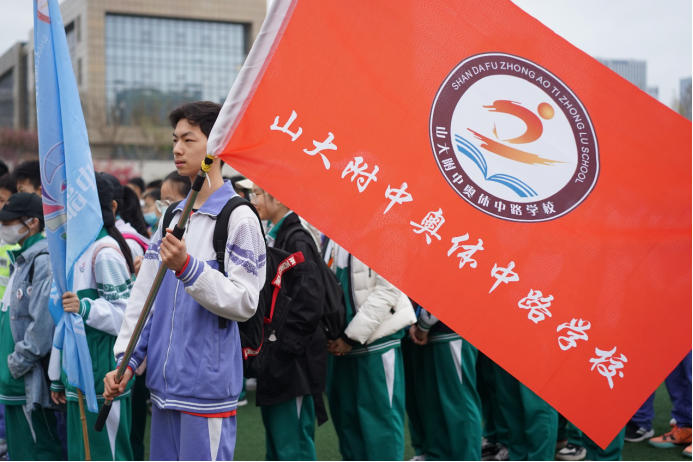 徒步35公里,山大附中奥体中路学校师生用脚步"丈量"泉城