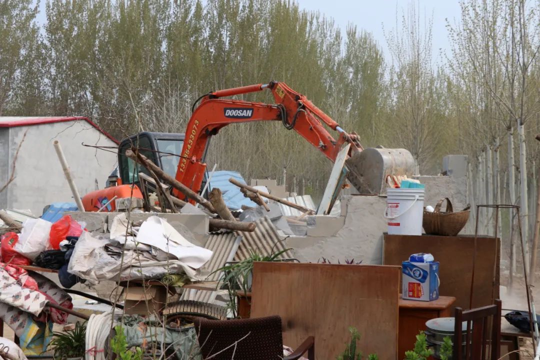 拆迁后,于今年3月在没有任何合法手续的情况下,擅自在李庄居委会建造