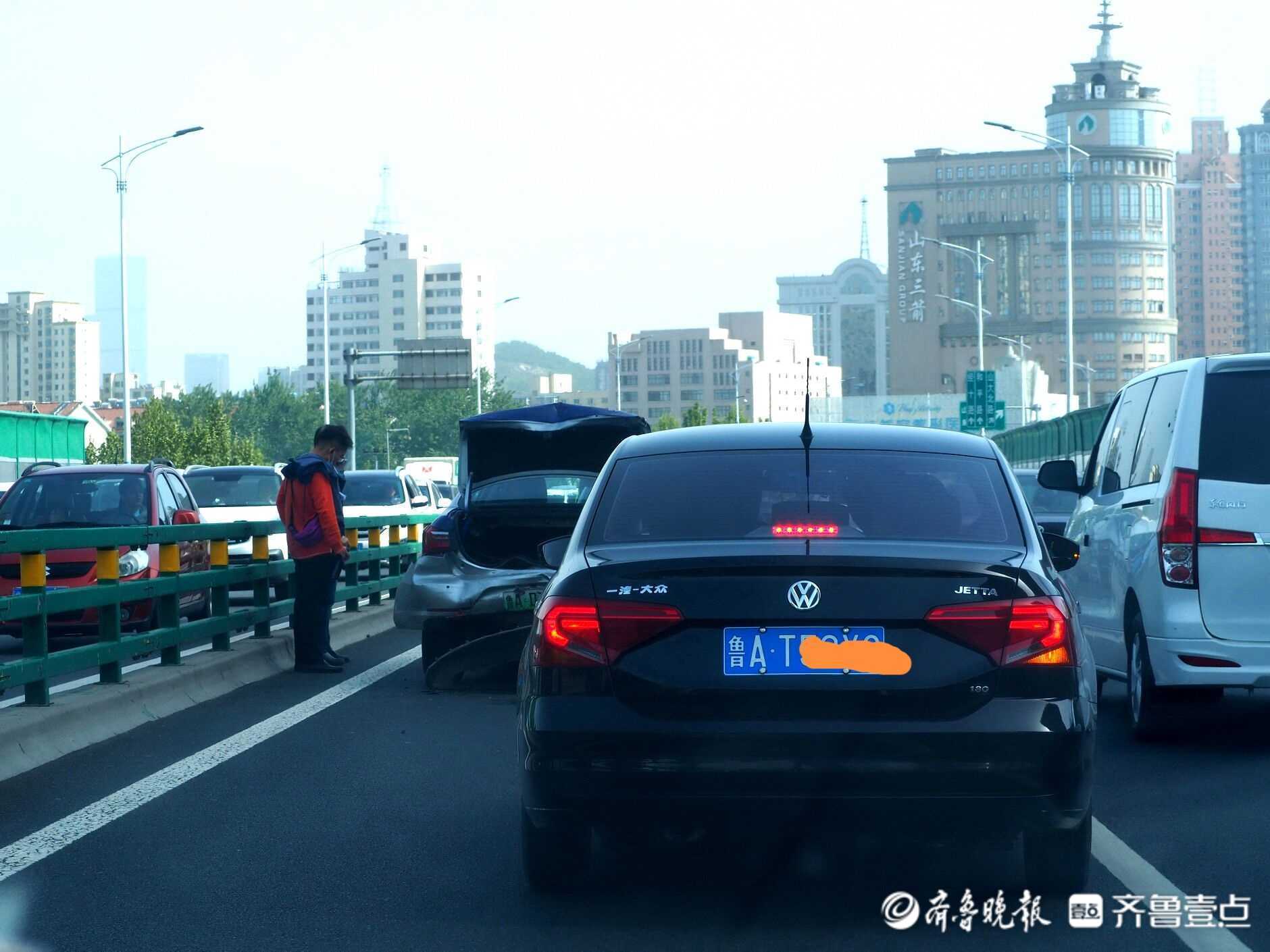 小追尾导致大堵车济南二环东路高架堵了半条路