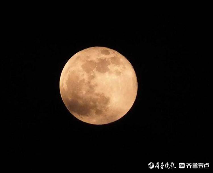 2021年超级月亮上线金光灿灿破云而出
