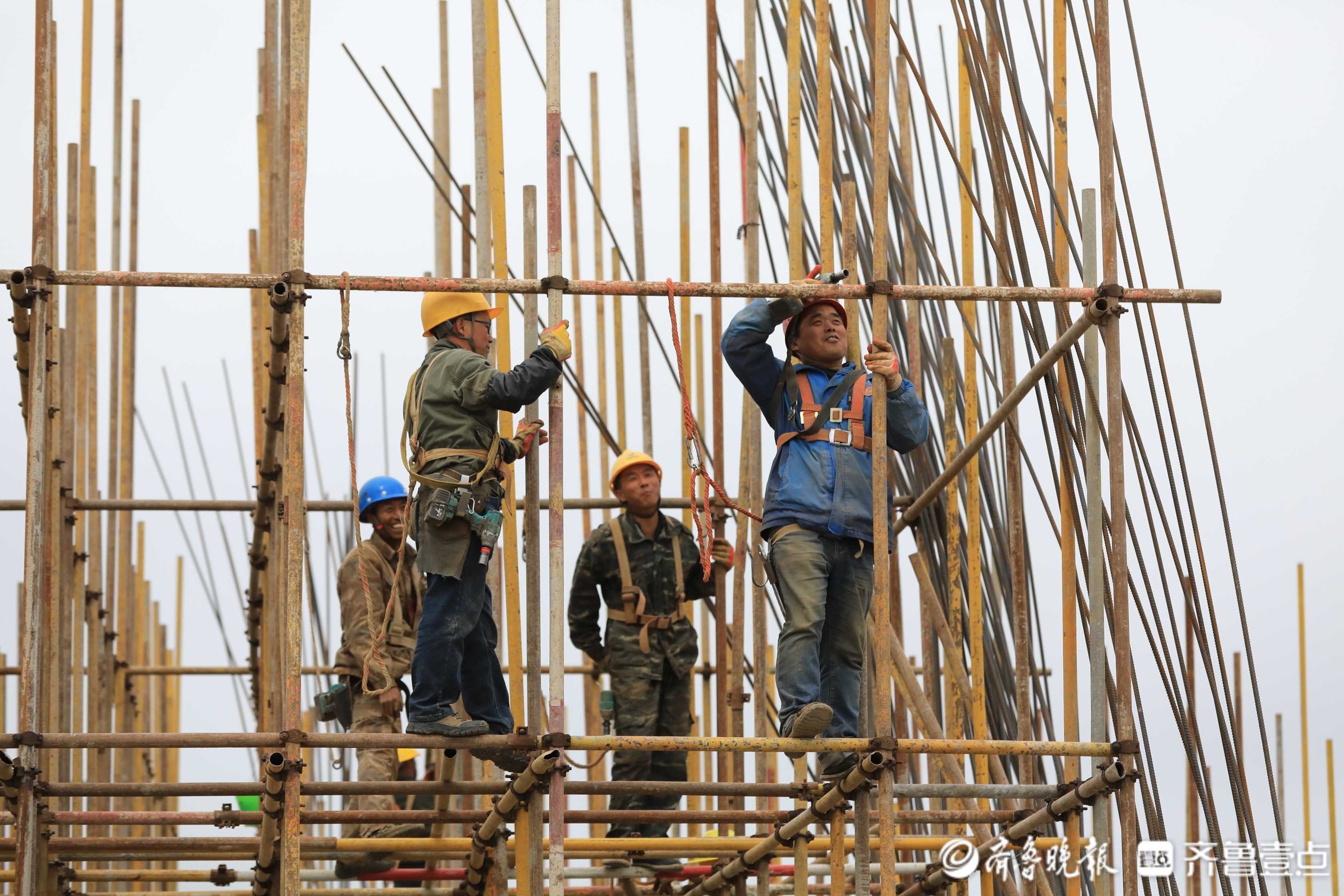 "向齐鲁晚报官方客户端齐鲁壹点情报站发来一组建筑工人工作时的照片