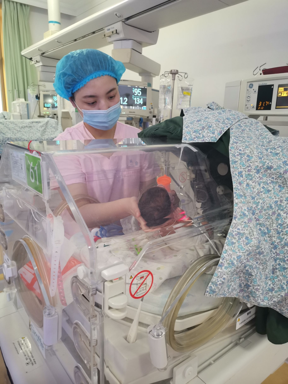 新生儿重症监护室护士王滢彬陪早产儿闯关一天至少洗手20次