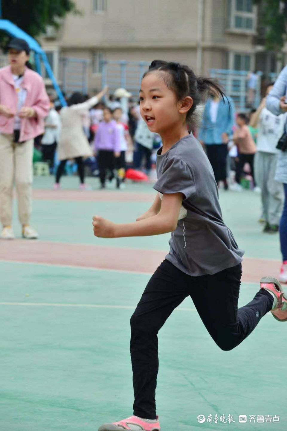 小马过河接力赛跳绳小学生趣味运动会上显身手
