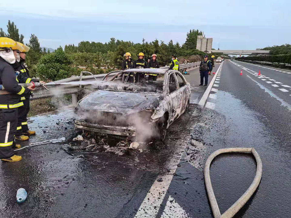 一比亚迪轿车高速路上自燃半小时被烧成空壳