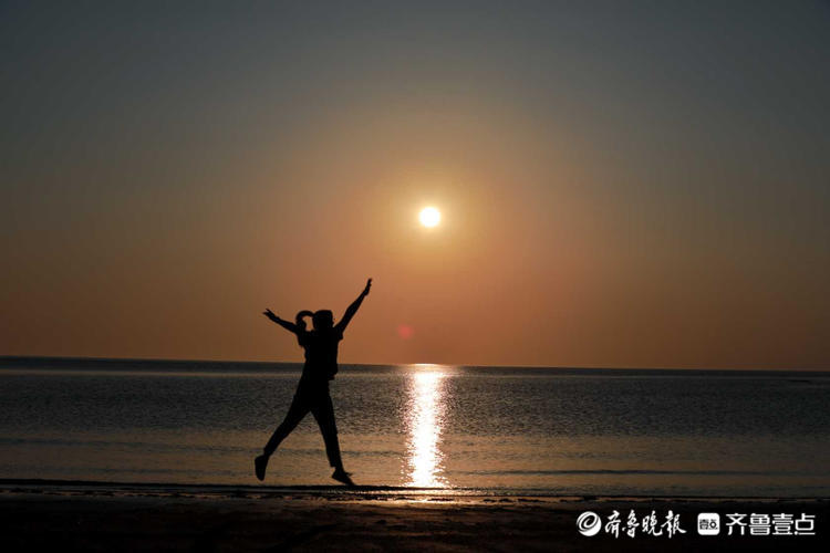 情报站好有意境日照灯塔风景区海上日出绚丽多姿美翻了