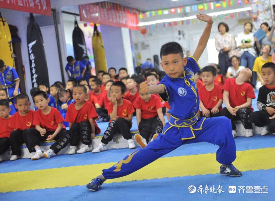 在专业裁判员和家长的注目下,进行了中国传统武术基本功和拳法的展演