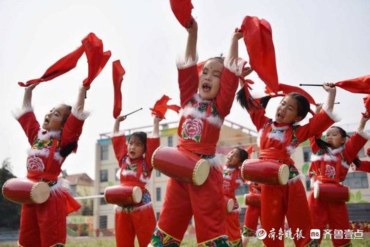 孩子们表演起了腰鼓,扇子舞