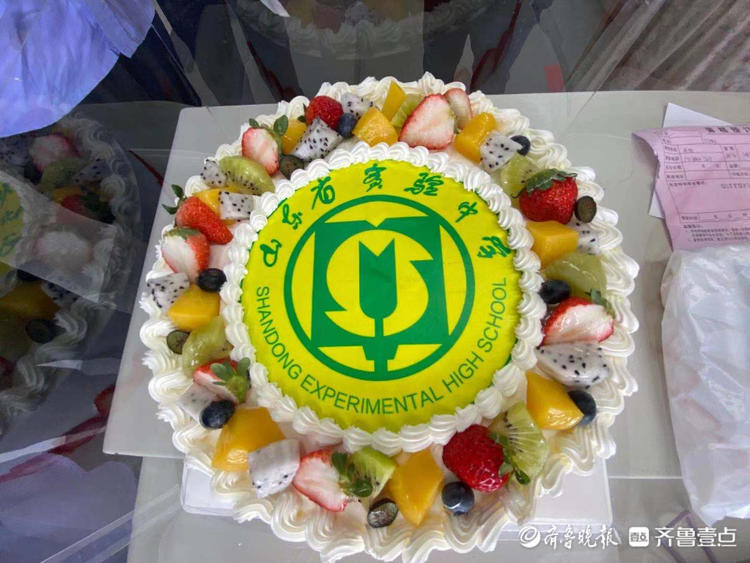 山东省实验中学当生日碰上高考老师送来蛋糕共同庆祝