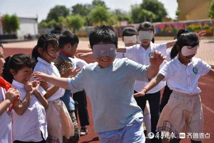 小学生学习爱眼护眼 - 海报新闻