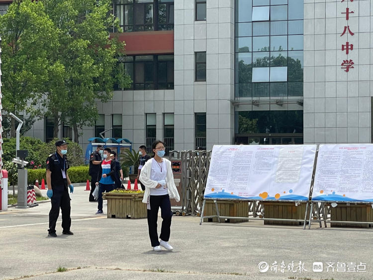 青岛68中考点首场考完家长手捧鲜花迎接