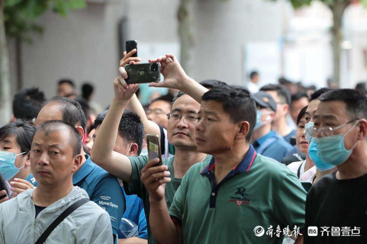 首场考试结束山师附中考点外家长翘首以盼