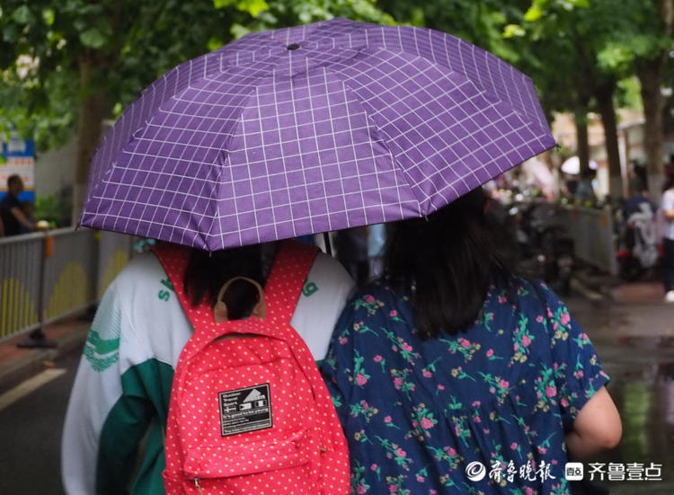 孩子们顶着校服或者是书包往外走嘻嘻哈哈.