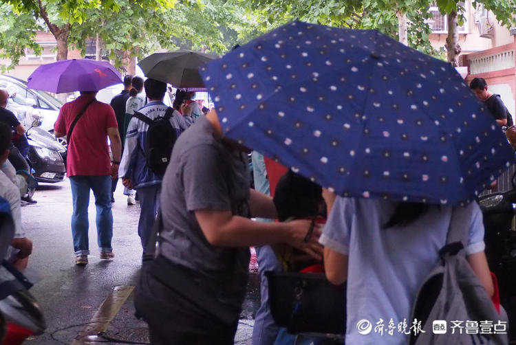 孩子们顶着校服或者是书包往外走嘻嘻哈哈.