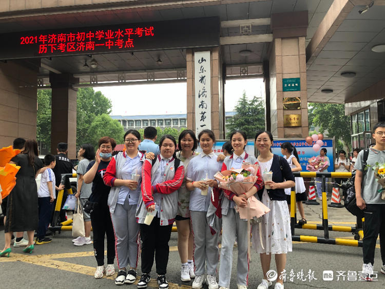 济南中考结束同学合影记录青春的美好