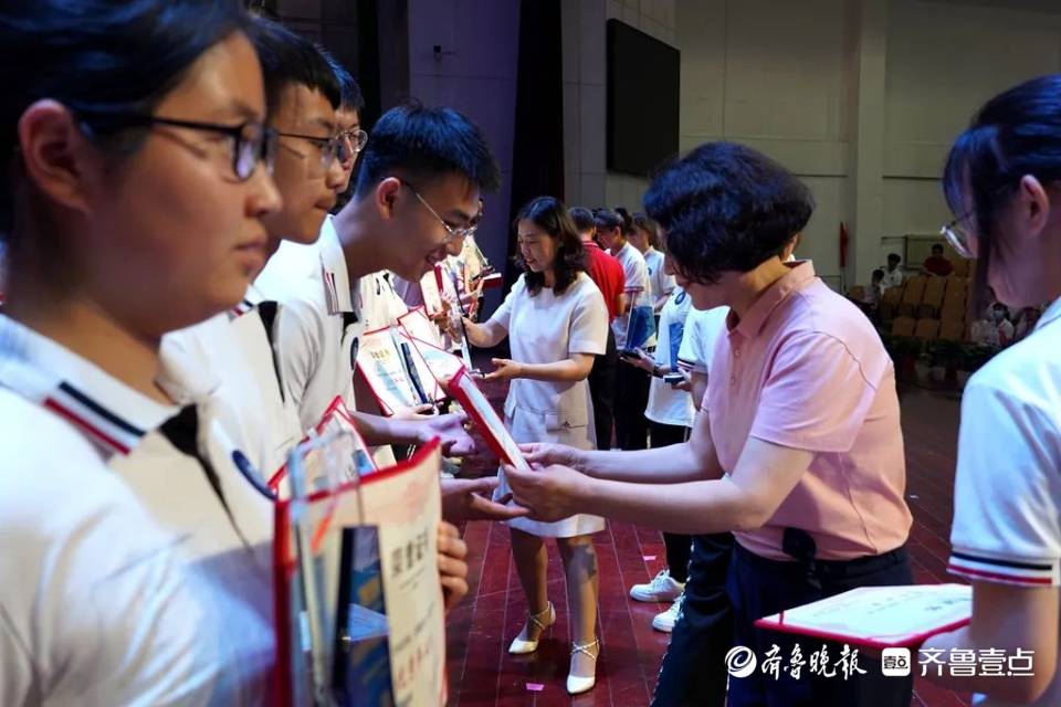 扬帆起航牟平一中举行高三毕业典礼