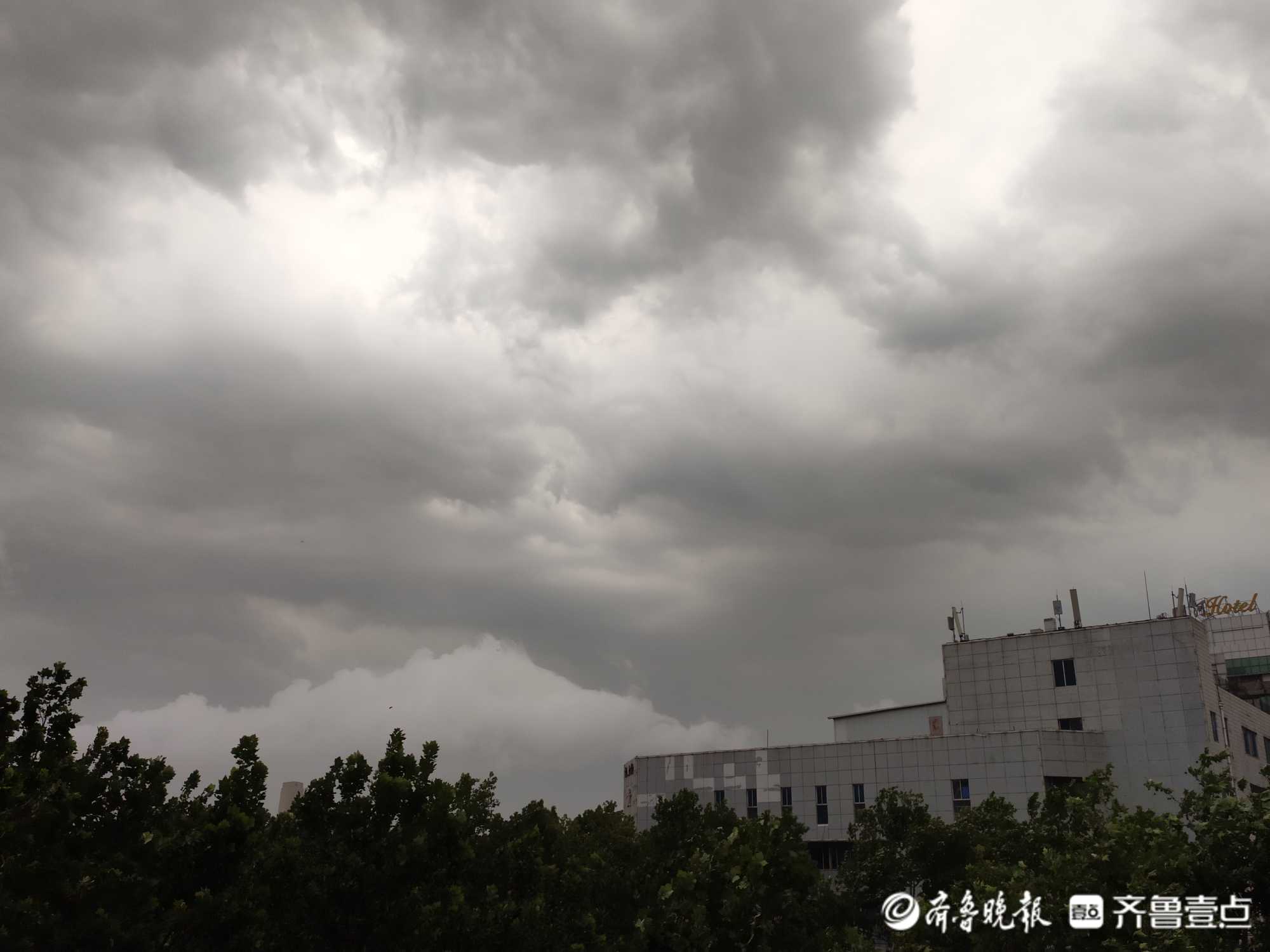 情报站济南突降雷雨狂风大作路人纷纷躲避壹粉注意安全