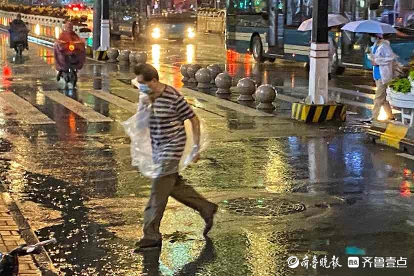 猝不及防济南刚刚又下雨了行人雨中狂奔躲避