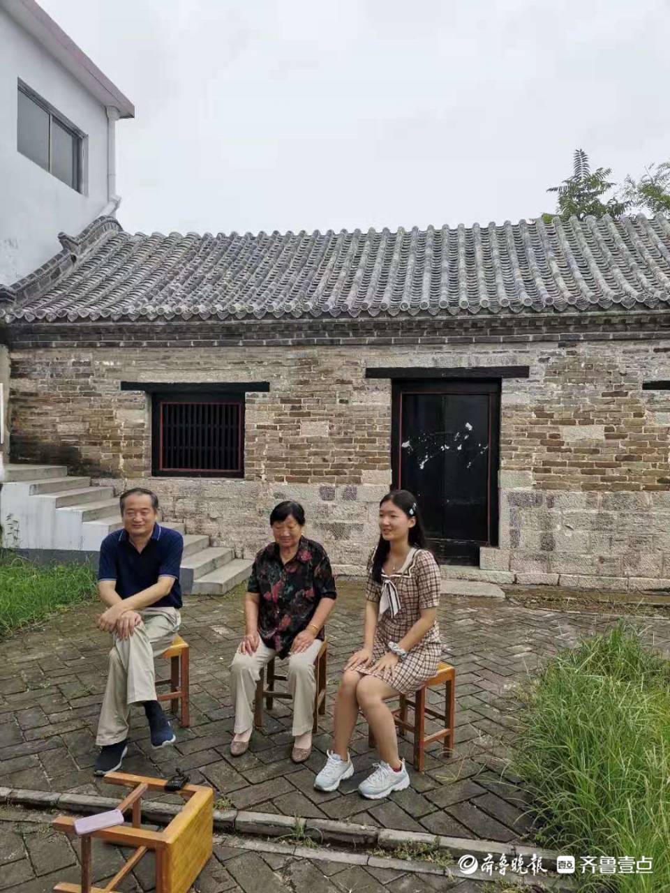 "李文苓带着孙女周景怡返乡走在高李村的老街上,一砖一瓦,一草一木都