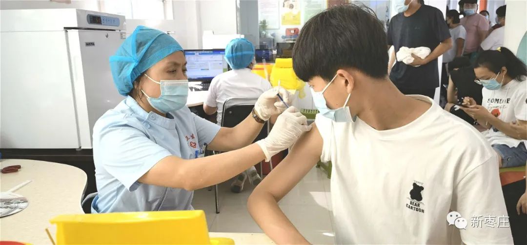现场直击枣庄1517岁青少年开打新冠疫苗